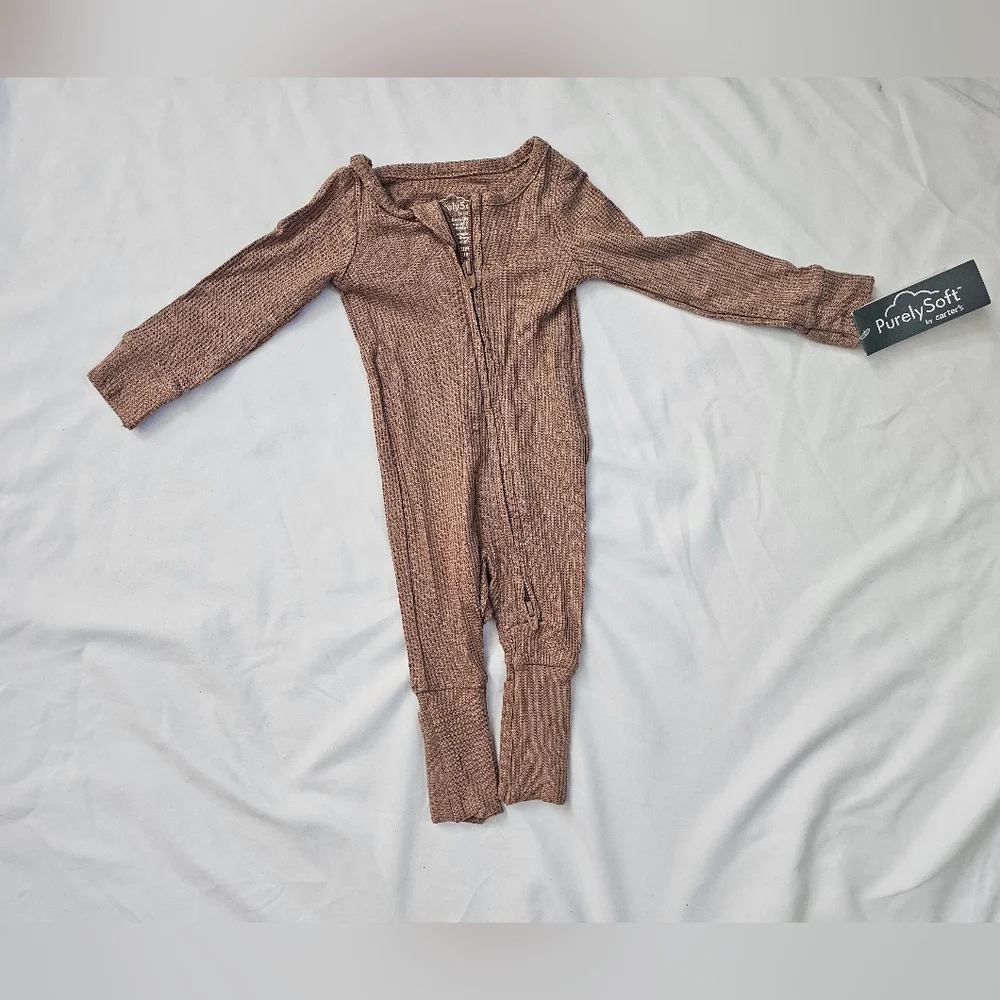 Set Of Newborn Neutral Pieces- Carter's- Romper And 2-Way Zip One-Piece- Newborn
